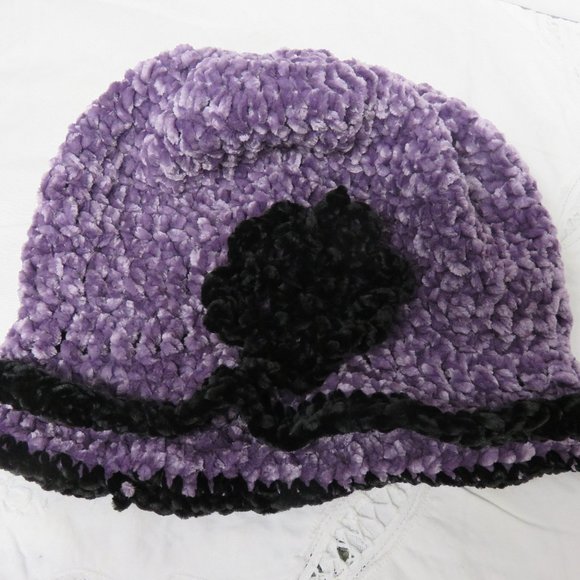 LUSCIOUS HAND CROCHETED HAT w REMOVABLE FLOWER - Picture 2 of 11